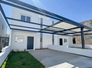 Casa · 140m² · 4 Ambientes · 2 Cocheras · Dúplex Tres Dorm. en Docta Urbanización