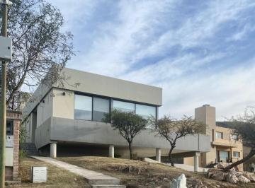 Casa · 203m² · 3 Dormitorios · 2 Cocheras · Venta Casa 3 Dorm. con Vista a Las Sierras en Tierra Alta 