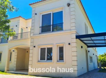 Casa · 256m² · 6 Ambientes · 1 Cochera · Casa a La Venta Barrio Vistas Puertos Escobar