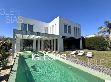 Casa · 300m² · 6 Ambientes · 4 Cocheras · Casa en Venta y Alquiler en Los Castores, Nordelta