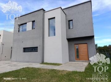 Casa · 170m² · 5 Ambientes · Casa en Venta en Araucarias