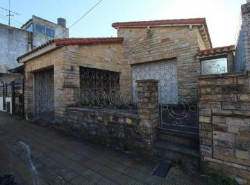Casa · 150m² · 3 Ambientes · 1 Cochera · Casa Chalet de 3 Ambientes Lote Propio con Cochera