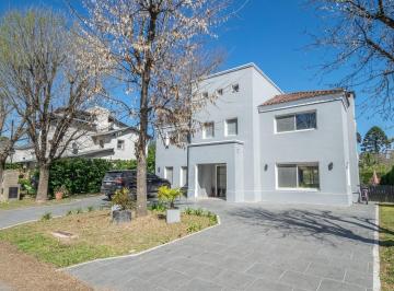 Casa · 216ha · 5 Ambientes · 3 Cocheras · Casa en Club de Campo Pueyrredon