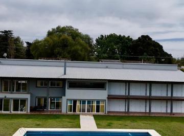 Casa · 600m² · 8 Ambientes · 3 Cocheras · Casa Sobre El Lago 7 Dorm. en Venta Villa Carlos Paz