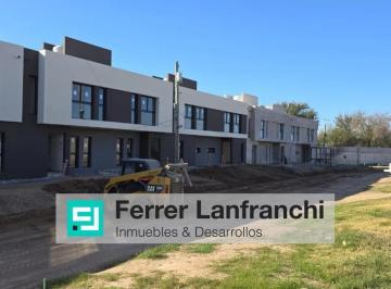 Casa · 130m² · 5 Ambientes · 1 Cochera · Venta Casa Housing Florento Barrio Jardin - Dos Dorm.