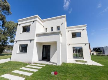 Casa · 205m² · 5 Ambientes · Casa 5 Ambientes a Estrenar en Rumenco Joven