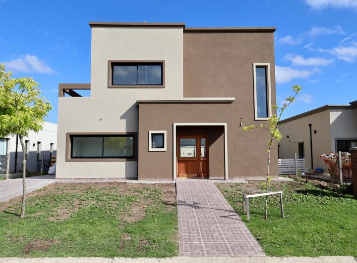 Casa · 252m² · 6 Ambientes · 2 Cocheras