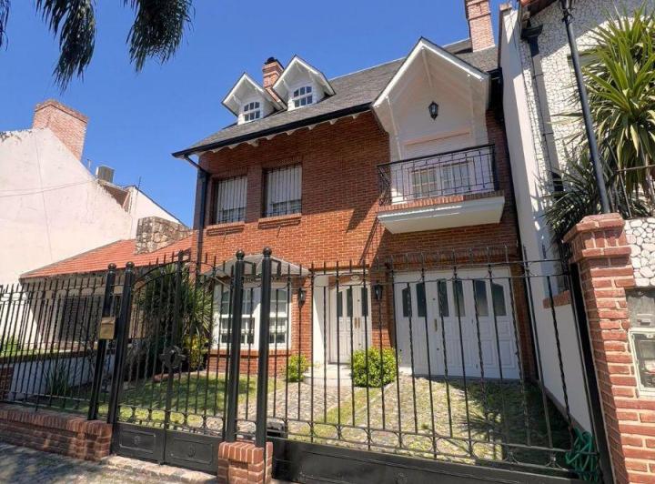 Casa · 450m² · 6 Ambientes · 4 Cocheras