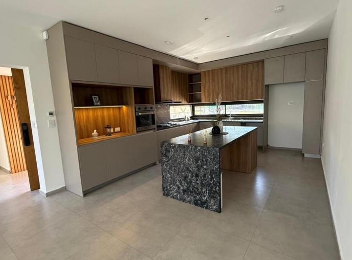 Casa · 188m² · 4 Ambientes · 2 Cocheras