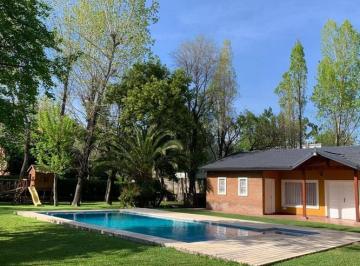 Casa · 550m² · 5 Ambientes · 10 Cocheras · Chalet de 5 Ambientes en Parque Leloir - Impecable Estado