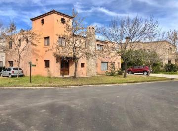 Casa · 300m² · 5 Ambientes · 4 Cocheras · Casa en Alquiler - 300 m² - 5 Ambientes