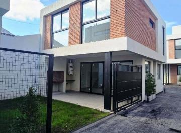 Casa · 86m² · 4 Ambientes · 1 Cochera · Complejo de Dúplex Castelar Sur