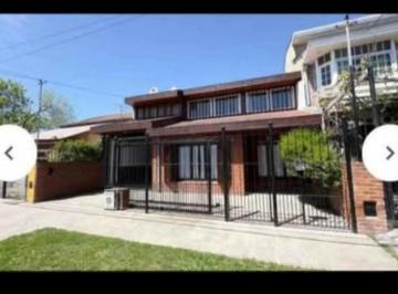 Casa · 226m² · 6 Ambientes · 1 Cochera · Se Vende Casa 6 Ambientes con Quincho, Garage y Deposito
