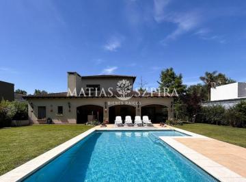 Casa · 192m² · 4 Ambientes · 1 Cochera · Propiedad en El Nacional de 4 Ambientes