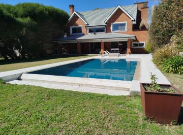 Casa · 220m² · 6 Ambientes · 3 Cocheras · Casa en Impecable Estado y Calidad, Vista Amplia Golf Totalmente Instalada