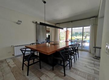 Casa · 220m² · 6 Ambientes · 3 Cocheras · Casa en Impecable Estado y Calidad, Vista Amplia Golf Totalmente Instalada