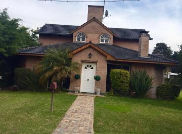 Casa · 250m² · 5 Ambientes · 1 Cochera · Casa en Alquiler Temporario C/ Cochera en Loma Verde
