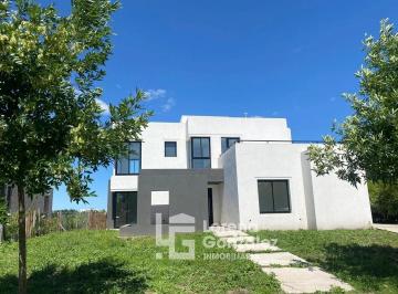 Casa · 226m² · 5 Ambientes · 5 Cocheras · El Canton Casa en Venta con Vista Al Golf
