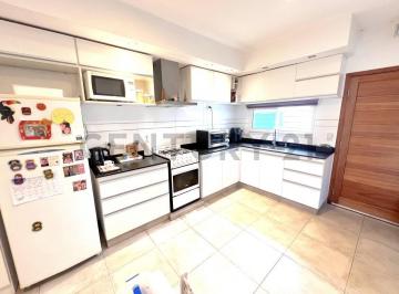 Casa · 220m² · 9 Ambientes · 2 Cocheras · Casa + Departamento de Categoría en Zona de Crecimiento. Venado Tuerto.