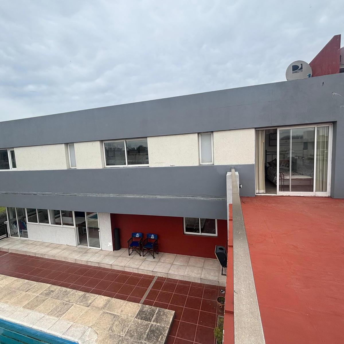 Casa en venta, con una superficie de 220 mts², distribuida en dos plantas, sobre lote de 900 mts²