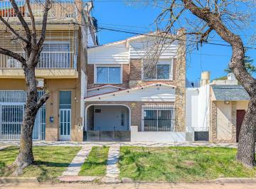 Casa · 230m² · 7 Ambientes · 1 Cochera · Venta - Casa - 4 Dorm. - Rosario