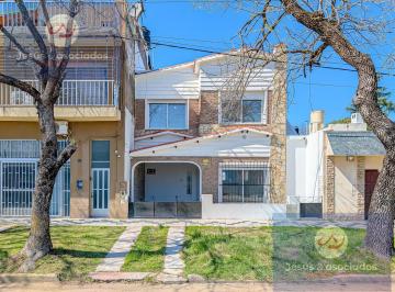 Casa · 230m² · 7 Ambientes · 1 Cochera · Venta - Casa - 4 Dorm. - Rosario