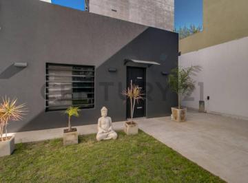 Casa · 74m² · 5 Ambientes · 1 Cochera · Casa Moderna en Venta en La Plata