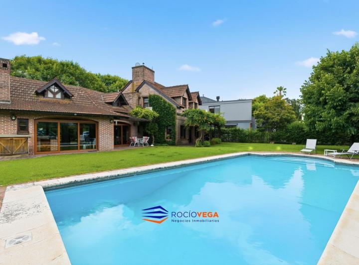 Casa · 440m² · 6 Ambientes · 3 Cocheras