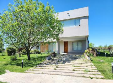 Casa · 164m² · 7 Ambientes · 2 Cocheras · Casa en Bme Bavio Gral Mansilla