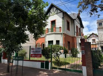 Casa · 260m² · 5 Ambientes · 1 Cochera · Imponente Casa en El Corazon de Olivos