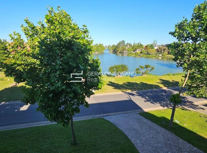 Casa · 360m² · 7 Ambientes · 1 Cochera