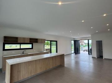 Casa · 170m² · 4 Ambientes · 3 Cocheras · Casa - en Venta - Cuatro Ambientes - Longchamps - Pileta y Luminoso