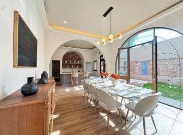 Casa · 203m² · 7 Ambientes · 1 Cochera · Venta: Casa de Cuatro Dorm. con Cochera, Jardín, Parrillero y Pileta. Lourdes, Rosario