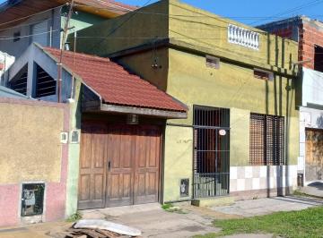 Casa · 150m² · 4 Ambientes · 1 Cochera · Casa 4 Ambientes, Dos Plantas con Fondo Libre.