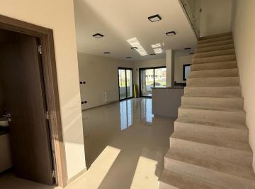 Casa · 160m² · 4 Ambientes · 2 Cocheras · Dúplex a La Venta B Cerrado San Gullermo