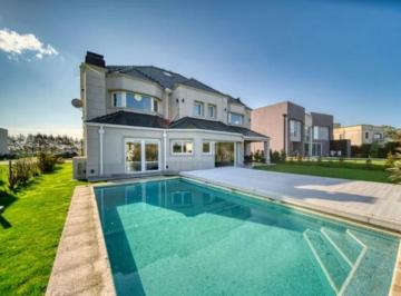 Casa · 500m² · 4 Ambientes · 1 Cochera · Casa 5 Ambientes con Piscina