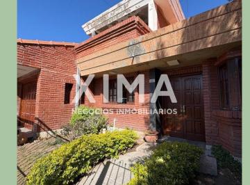 Casa · 300m² · 4 Ambientes · 1 Cochera · Casa en Venta Barrio Tres Cerritos