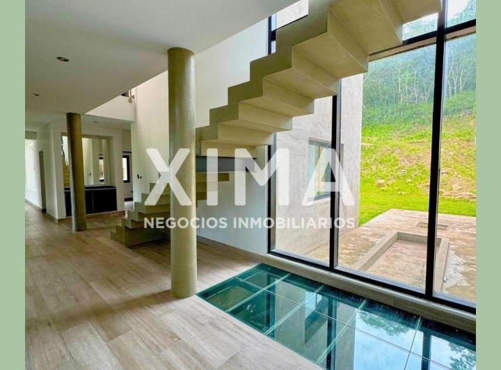 Casa · 670m² · 6 Ambientes · 4 Cocheras