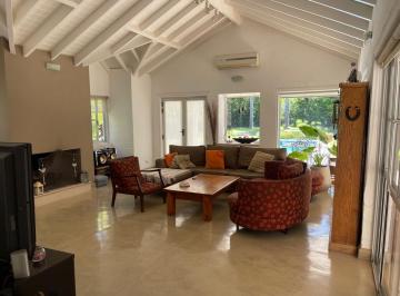 Casa · 200m² · 5 Ambientes · 3 Cocheras · Casa de 3 Dorm. en Muy Buen Estado, Super Luminosa!