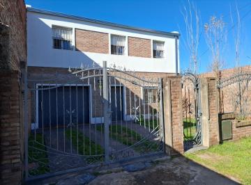 Casa · 180m² · 6 Ambientes · 1 Cochera · Venta - Casa de Tres Dormiotiros con Cochera y Patio con Jardín - Granadero Baigorria