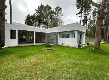 Casa · 180m² · 3 Ambientes · 3 Cocheras · Villa Robles - Barrio Serena