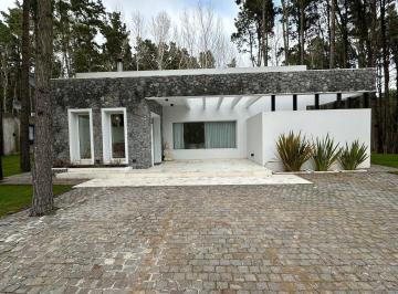 Casa · 180m² · 3 Ambientes · 3 Cocheras · Villa Robles - Barrio Serena
