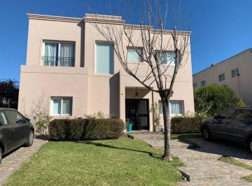 Casa · 250m² · 4 Ambientes · 3 Cocheras · Casa en El Barrio Los Sauces en Excelente Estado con Pileta