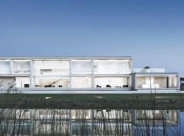 Casa · 551m² · 5 Ambientes · 2 Cocheras · Casa en Venta 4 Dorm. en Suite con Vista Al Agua y Al Golf, en El Barrio El Golf Nordelta
