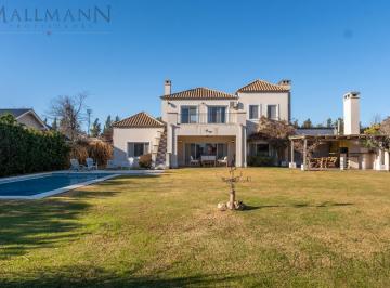 Casa · 220m² · 6 Ambientes · 1 Cochera · Venta Casa 4 Dorm. en Barrio Champagnat Estancias del Pilar