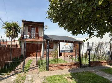 Casa · 150m² · 4 Ambientes · 2 Cocheras · Casa en Lisandro Olmos Etcheverry