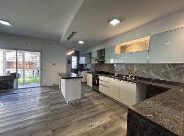 Casa · 163m² · 5 Ambientes · 1 Cochera · Venta - Casa en Maria Selva