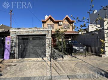Casa · 226m² · 5 Ambientes · 1 Cochera · Venta Casa 5 Ambientes con Cochera, Quincho y Parrilla en Villa Dominico