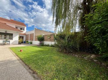 Casa · 260m² · 7 Ambientes · 2 Cocheras · Casa en Venta 7 Ambientes con Piscina Quincho Cochera Quilmes