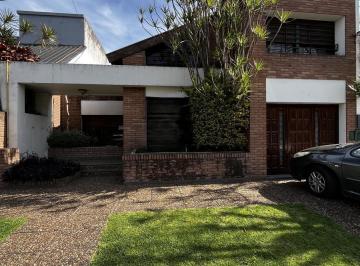 Casa · 205m² · 4 Ambientes · 2 Cocheras · Venta Casa con Parque Sobre Lote de 10x33 en Barrio Guemes